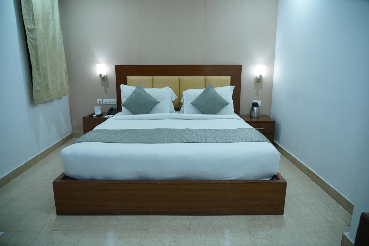 The Lohmod Hotel - Near Delhi Airport New Delhi Bagian luar foto