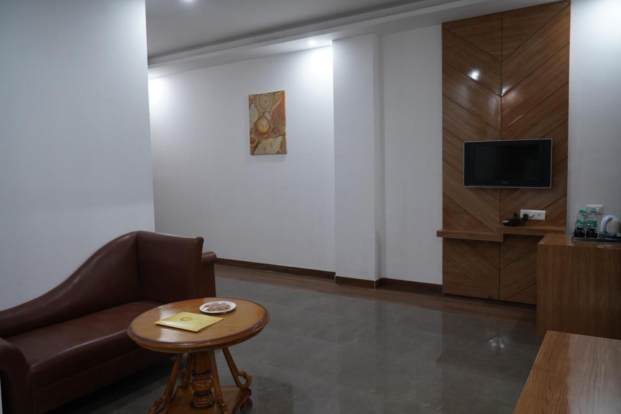 The Lohmod Hotel - Near Delhi Airport New Delhi Bagian luar foto