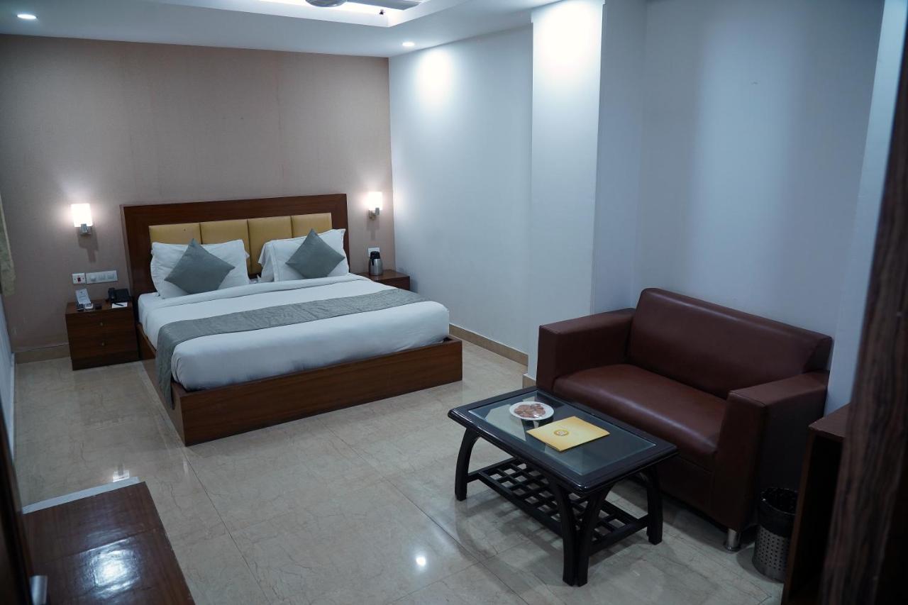 The Lohmod Hotel - Near Delhi Airport New Delhi Bagian luar foto