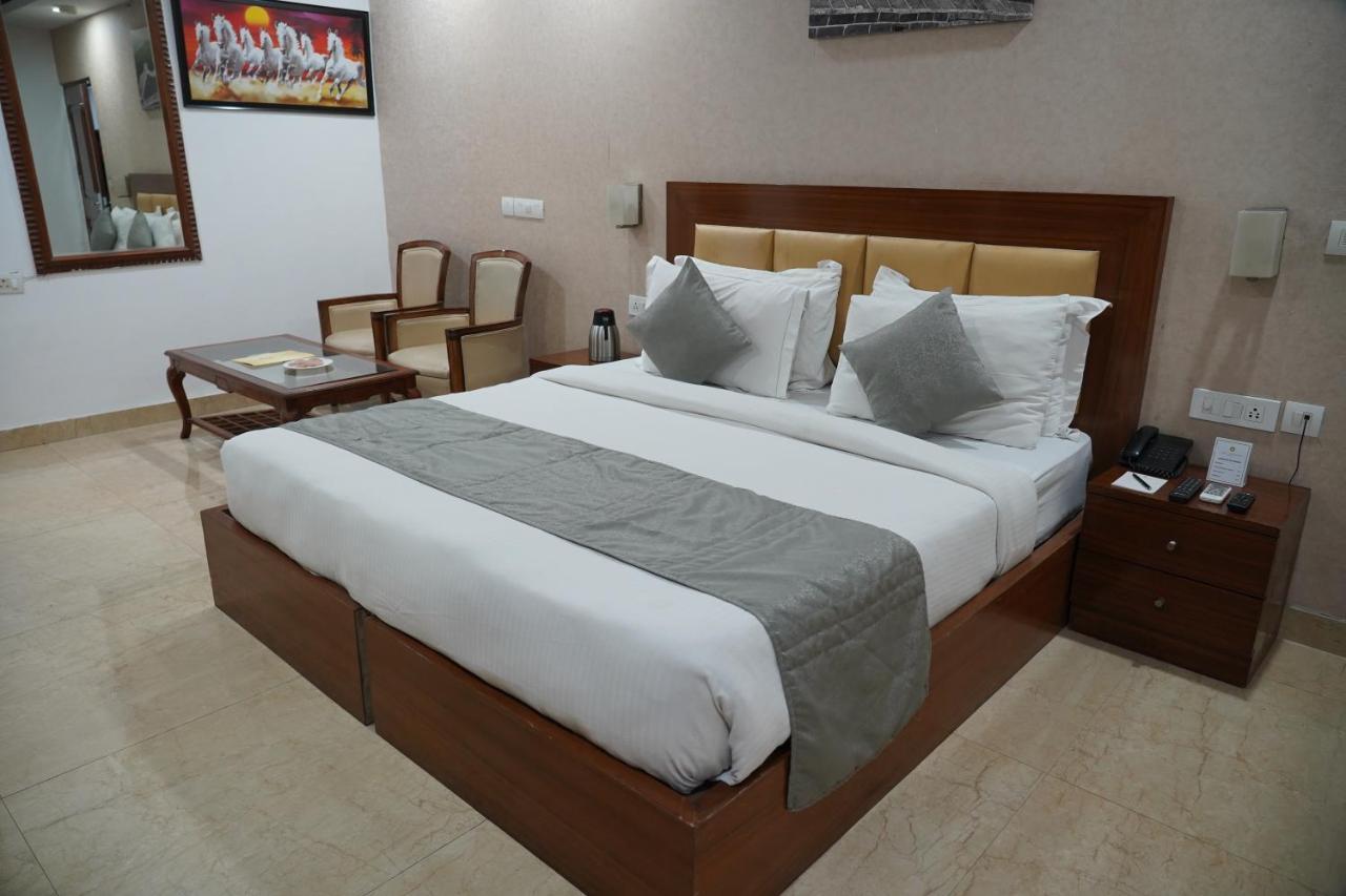 The Lohmod Hotel - Near Delhi Airport New Delhi Bagian luar foto