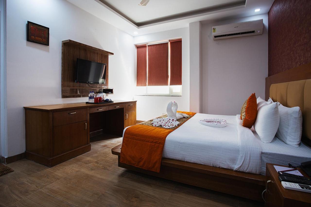 The Lohmod Hotel - Near Delhi Airport New Delhi Bagian luar foto