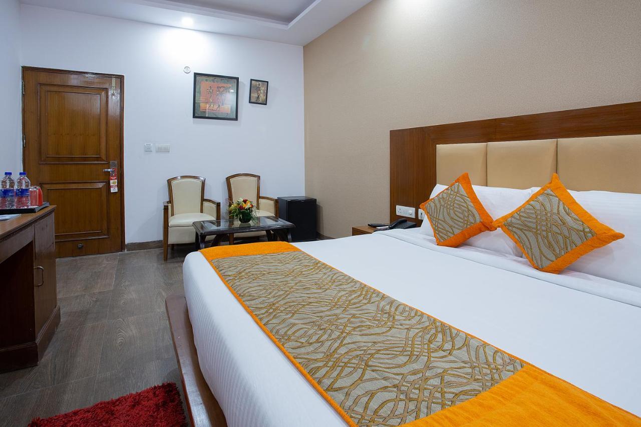 The Lohmod Hotel - Near Delhi Airport New Delhi Bagian luar foto