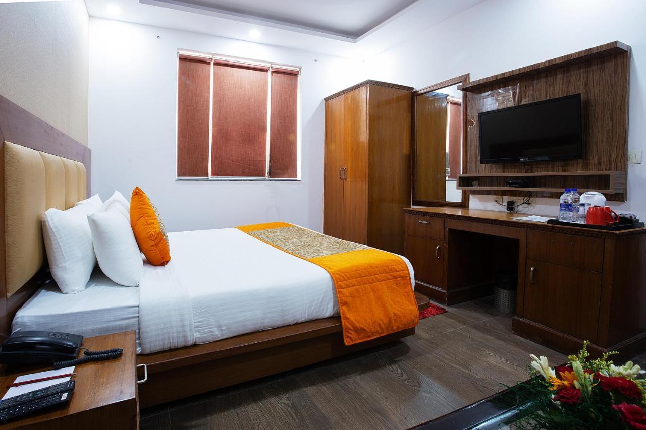 The Lohmod Hotel - Near Delhi Airport New Delhi Bagian luar foto