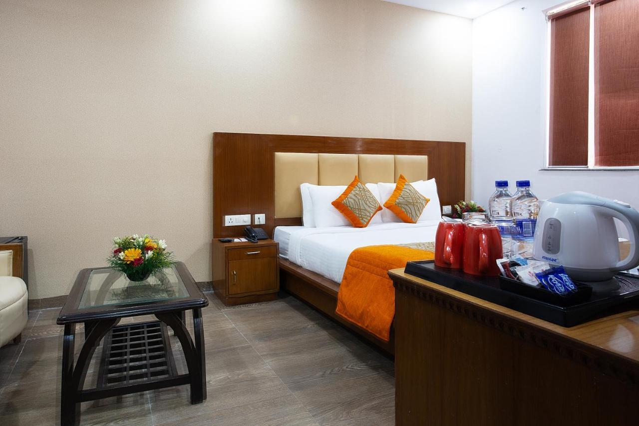 The Lohmod Hotel - Near Delhi Airport New Delhi Bagian luar foto