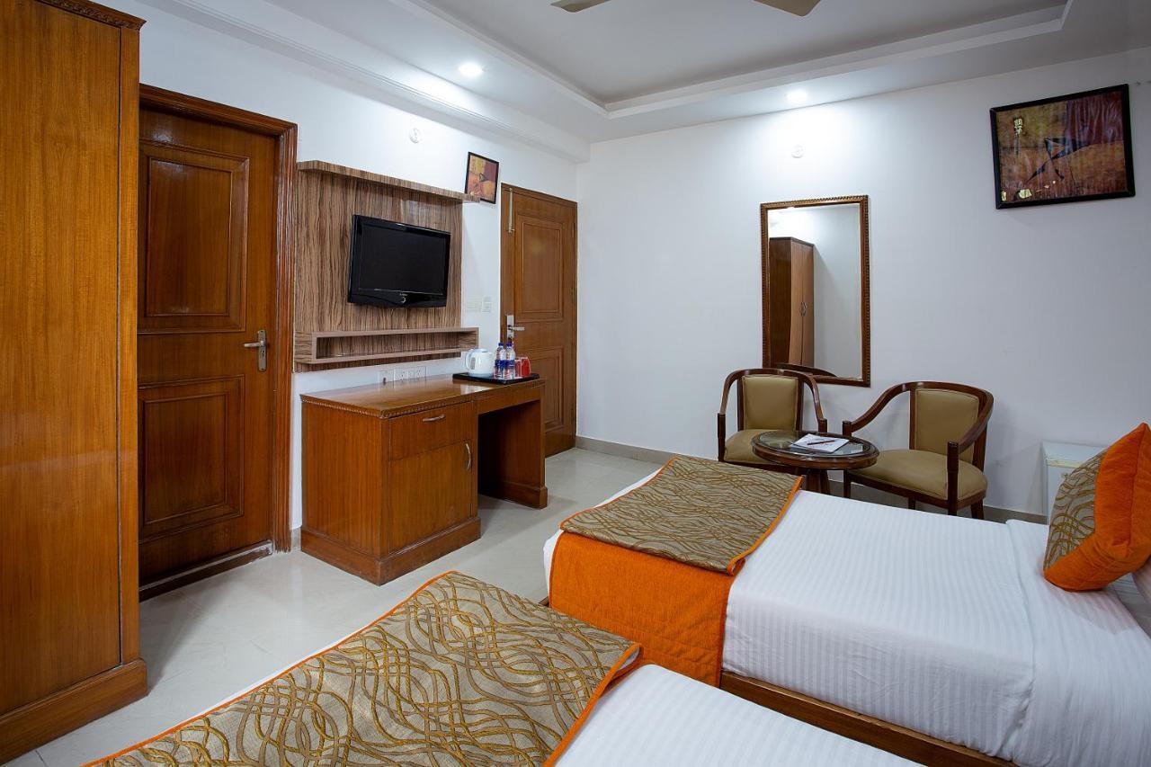 The Lohmod Hotel - Near Delhi Airport New Delhi Bagian luar foto