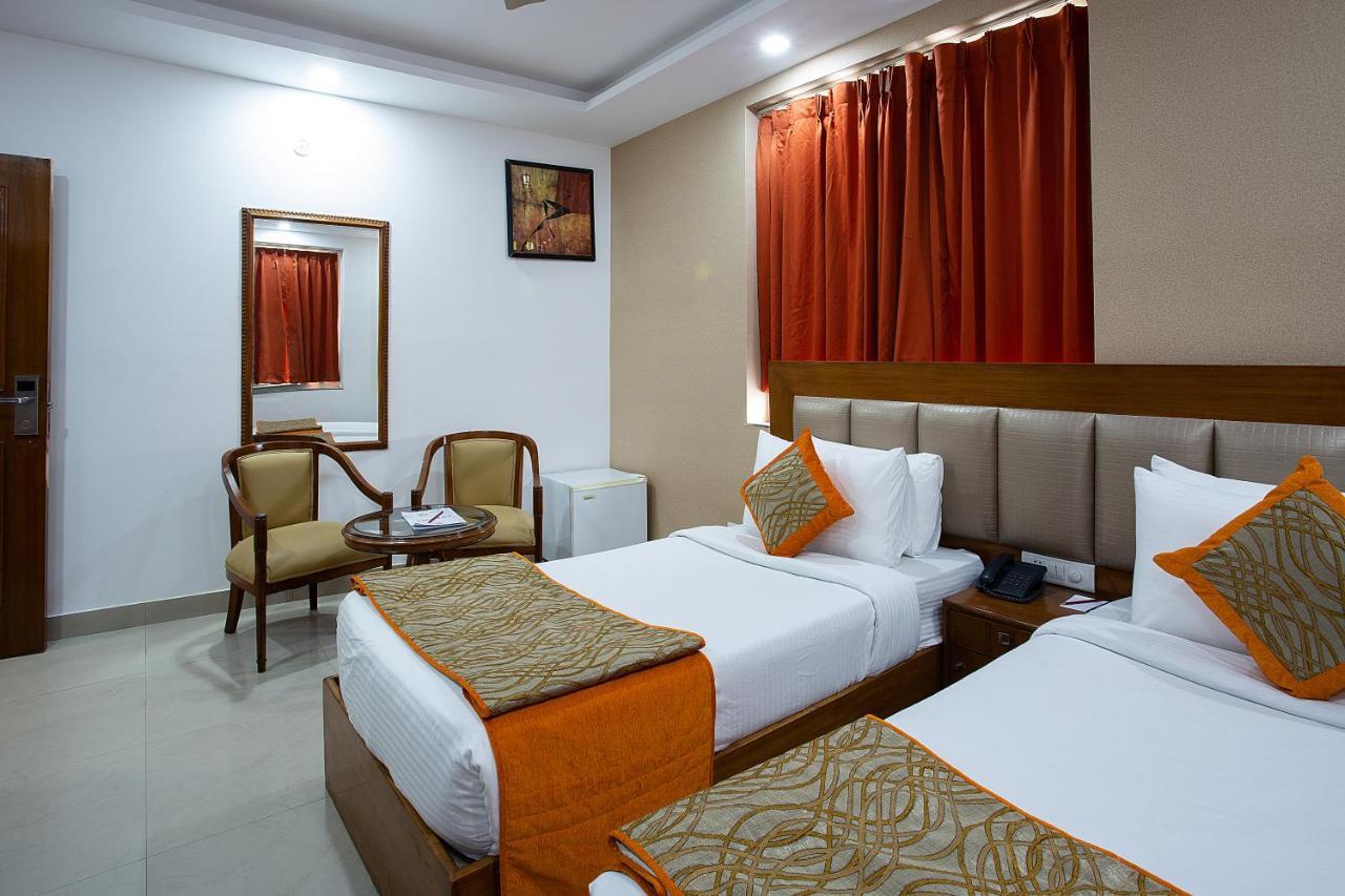 The Lohmod Hotel - Near Delhi Airport New Delhi Bagian luar foto
