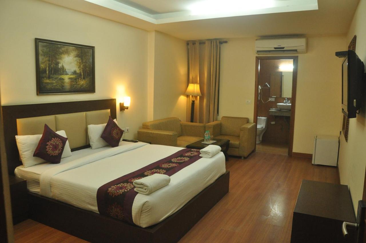 The Lohmod Hotel - Near Delhi Airport New Delhi Bagian luar foto