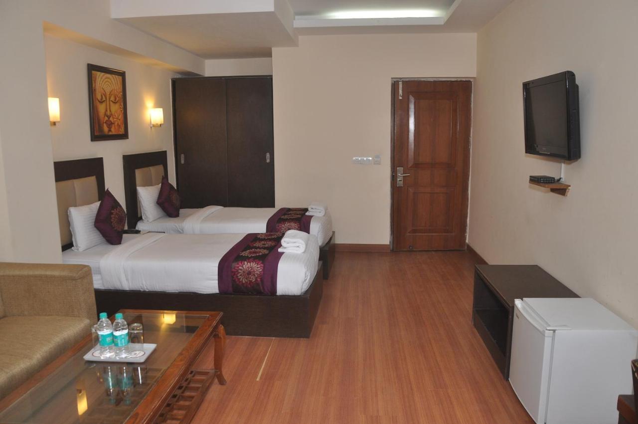 The Lohmod Hotel - Near Delhi Airport New Delhi Bagian luar foto
