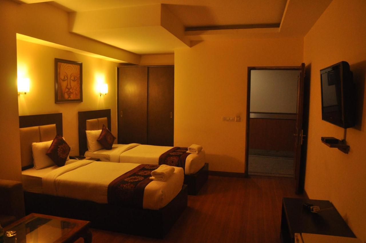 The Lohmod Hotel - Near Delhi Airport New Delhi Bagian luar foto