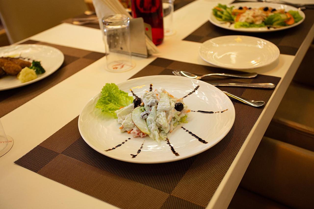 The Lohmod Hotel - Near Delhi Airport New Delhi Bagian luar foto